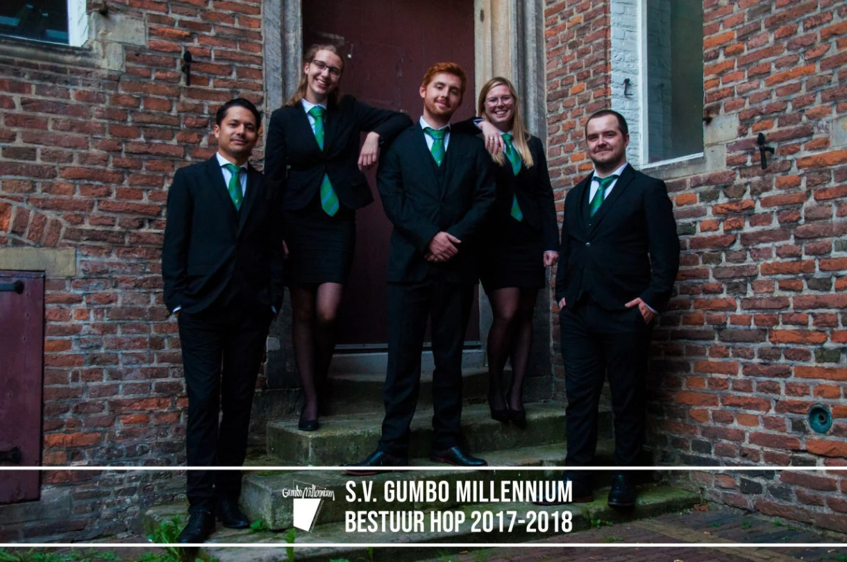 v.l.n.r.: Micha Pattipeilohij (Secretaris), Sanne Klaassen (Penningmeester), Thomas Hop (Voorzitter), Iris de Heus (Vicevoorzitter), Dennis Konkelaar (Commissaris).