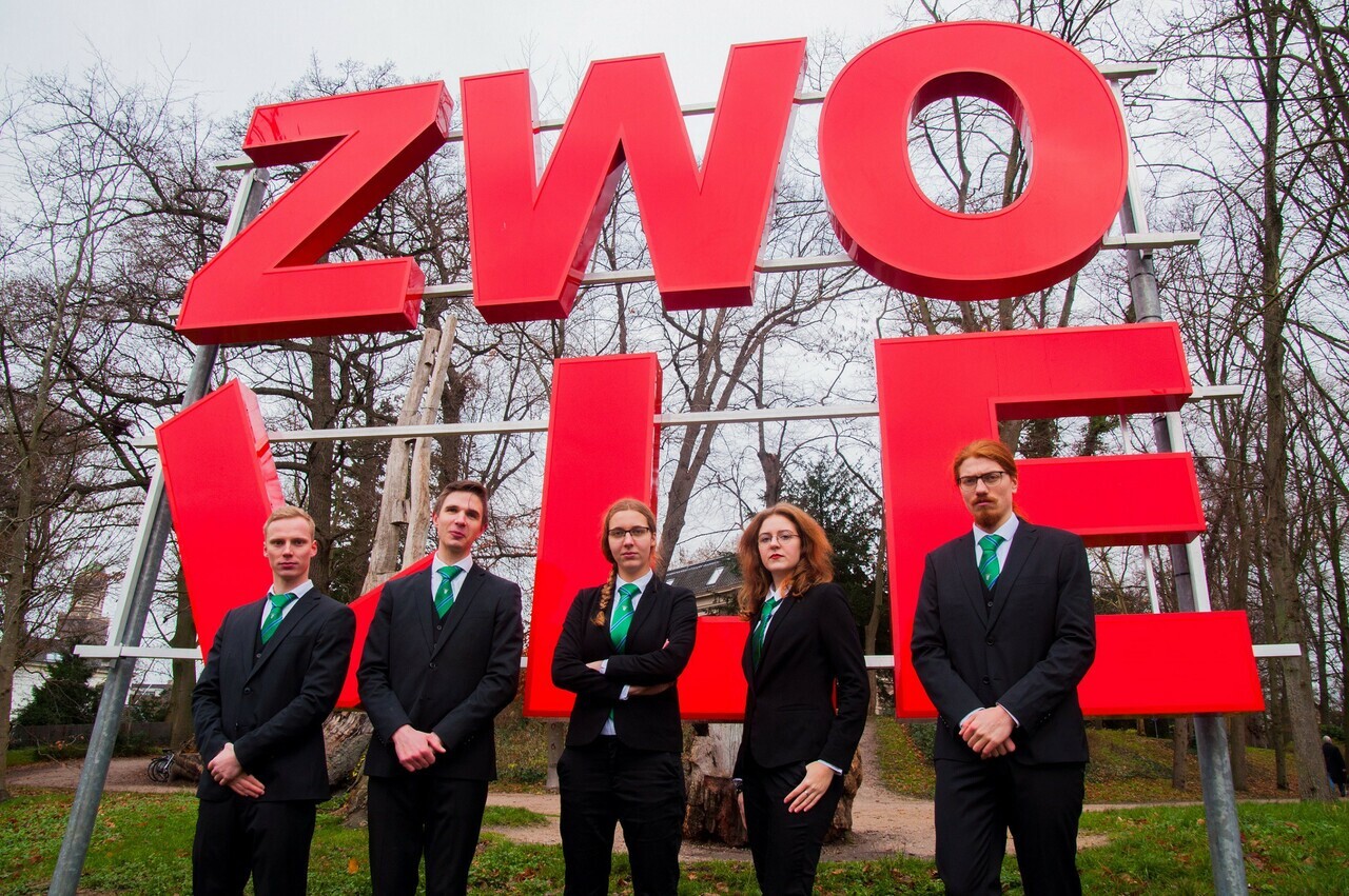 v.l.n.r.: Tim van der Laan (Secretaris), Kaj van der Horst (Penningmeester), Sanne Klaassen (Voorzitter), Iris Christiaanse (Vicevoorzitter), Philip Heemskerk (Commissaris)