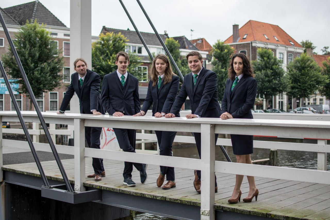 v.l.n.r. Jon van Hoeve (Penningmeester), Maikel Mondria (Secretaris), Irene Meilink (Vice-voorzitter), Mark Walet (Voorzitter), Tieneke Dekker (Commissaris)