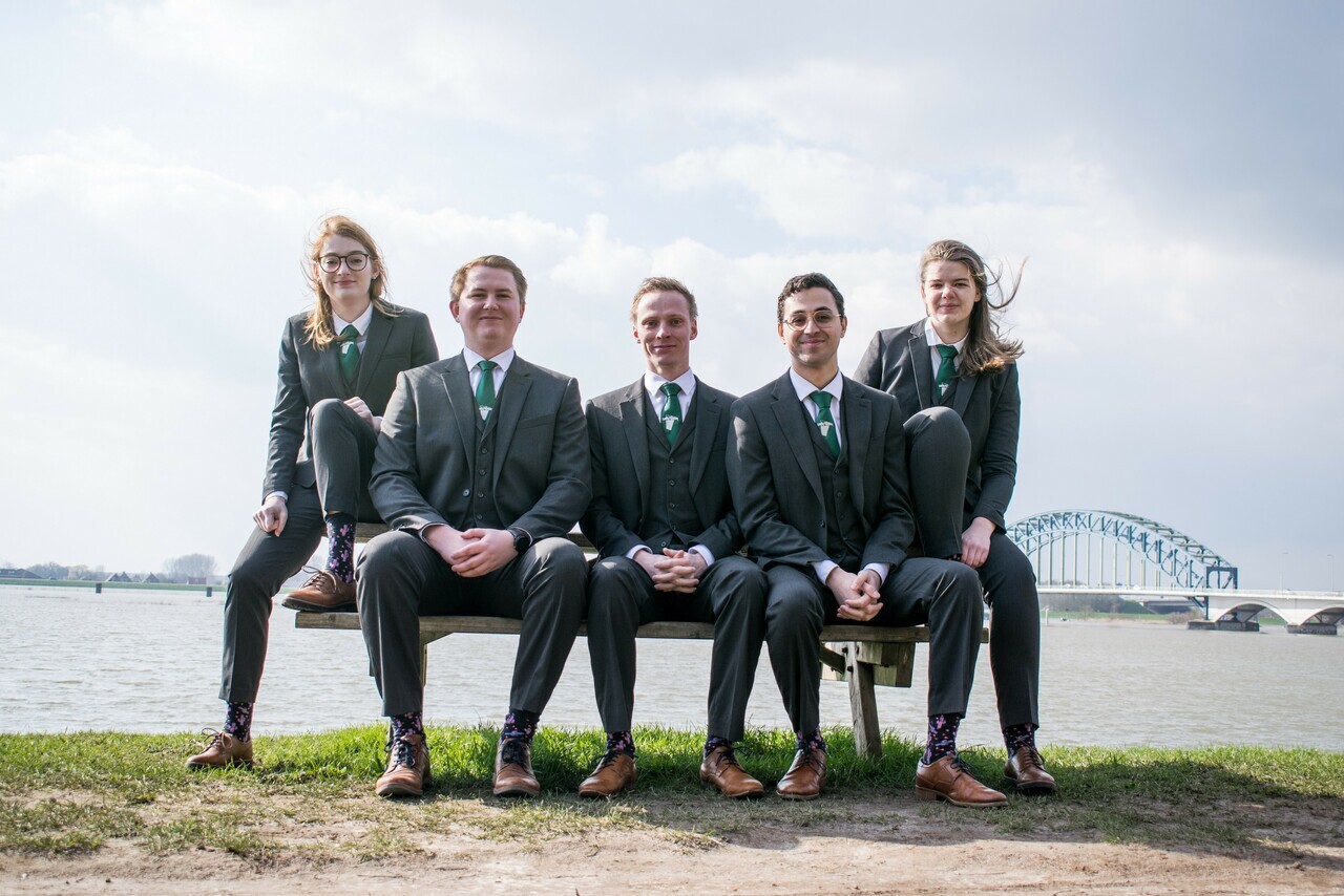 v.l.n.r.: Charlotte Bastiaans (Secretaris), Stan Ermers (Penningmeester), Tim van der Laan (Voorzitter), Wahid Zeldenrust (Vicevoorzitter), Irene Meilink (Commissaris)